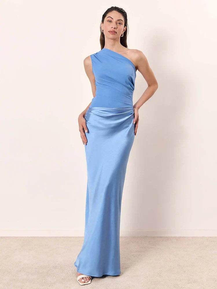 Amber™ – Satin Maxikleid mit einem Schulterdesign