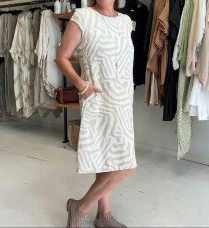 Solina™ – Kleid mit Rundhalsausschnitt und elegantem, bauchbedeckendem Muster