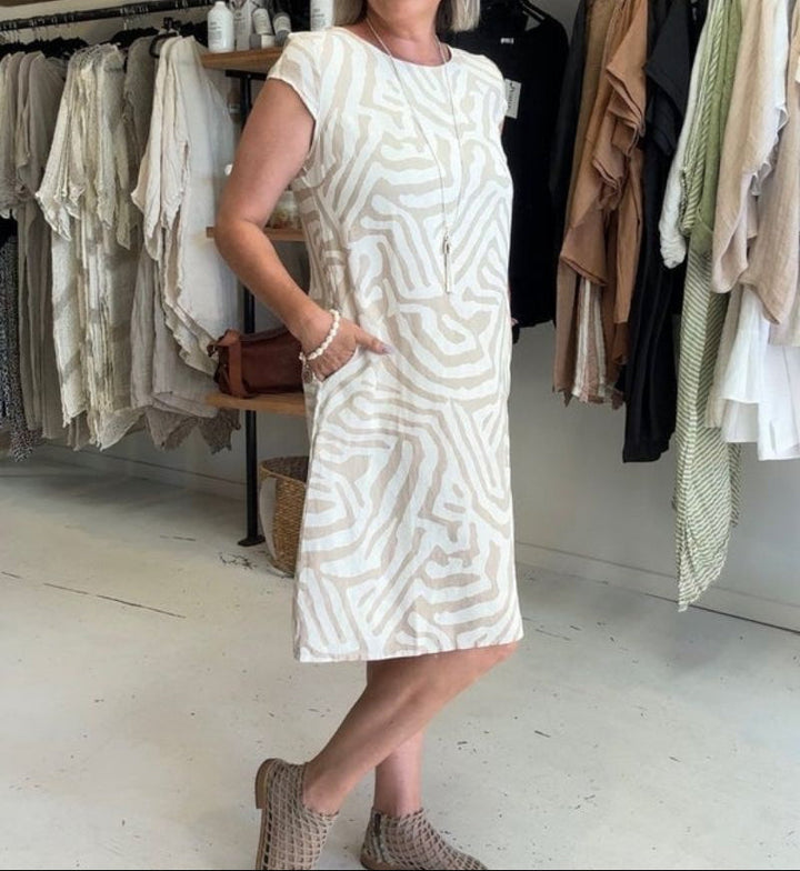 Solina™ – Kleid mit Rundhalsausschnitt und elegantem, bauchbedeckendem Muster