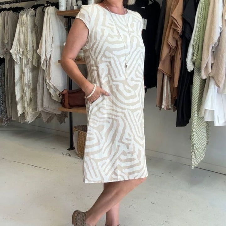 "Alie™ - Sommerkleid mit Rundhalsausschnitt" could be rewritten as "Alie™ - Rundhals-Sommerkleid für den perfekten Look".