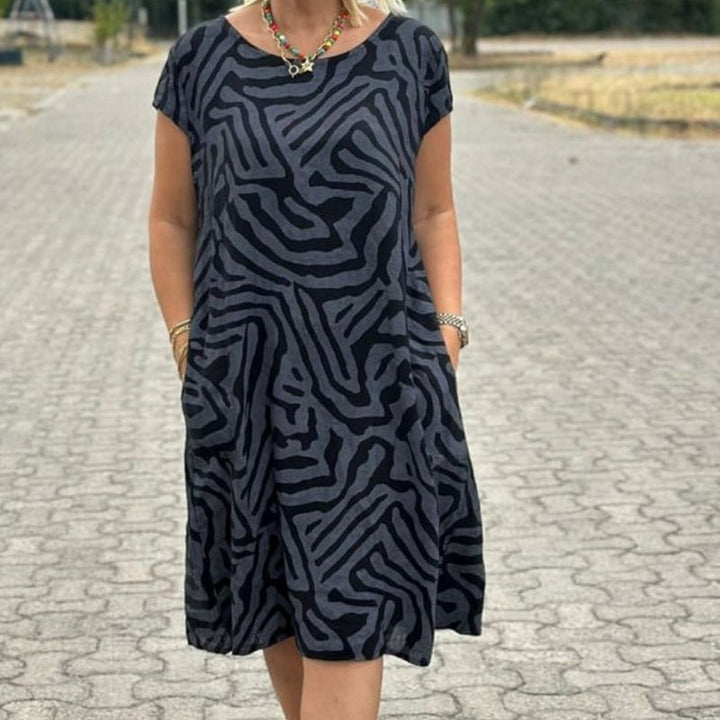 "Alie™ - Sommerkleid mit Rundhalsausschnitt" could be rewritten as "Alie™ - Rundhals-Sommerkleid für den perfekten Look".