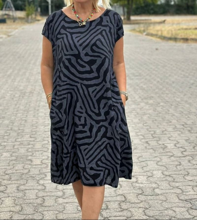 Solina™ – Kleid mit Rundhalsausschnitt und elegantem, bauchbedeckendem Muster