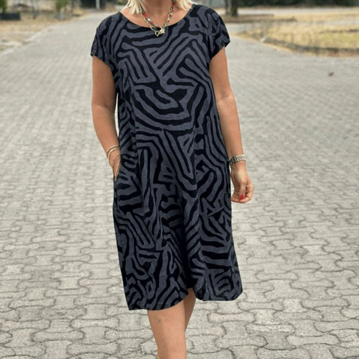 "Alie™ - Sommerkleid mit Rundhalsausschnitt" could be rewritten as "Alie™ - Rundhals-Sommerkleid für den perfekten Look".