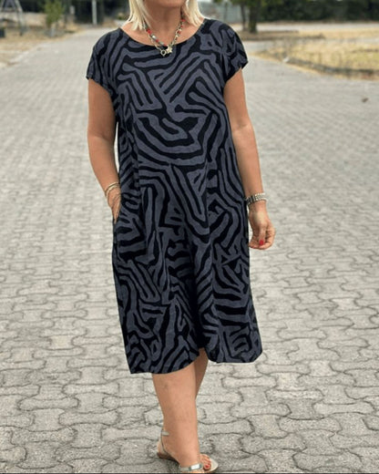 Solina™ – Kleid mit Rundhalsausschnitt und elegantem, bauchbedeckendem Muster