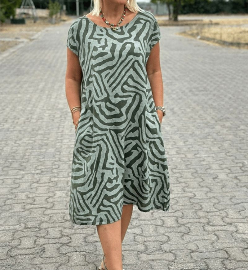 Solina™ – Kleid mit Rundhalsausschnitt und elegantem, bauchbedeckendem Muster