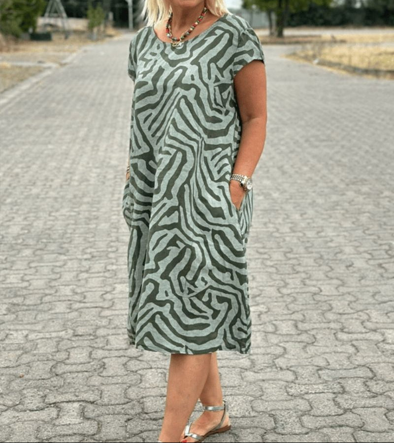 Solina™ – Kleid mit Rundhalsausschnitt und elegantem, bauchbedeckendem Muster