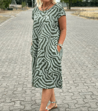 Solina™ – Kleid mit Rundhalsausschnitt und elegantem, bauchbedeckendem Muster