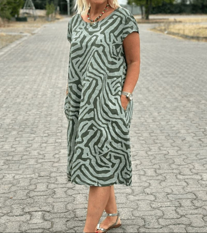Solina™ – Kleid mit Rundhalsausschnitt und elegantem, bauchbedeckendem Muster