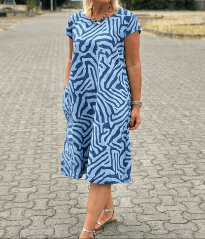 Solina™ – Kleid mit Rundhalsausschnitt und elegantem, bauchbedeckendem Muster
