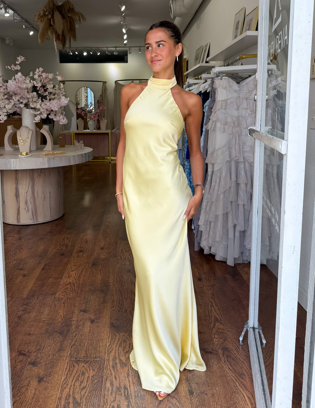 ZEYNEP | Elegantes Satin-Maxikleid mit Halterkragen