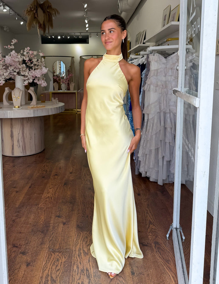 ZEYNEP | Elegantes Satin-Maxikleid mit Halterkragen