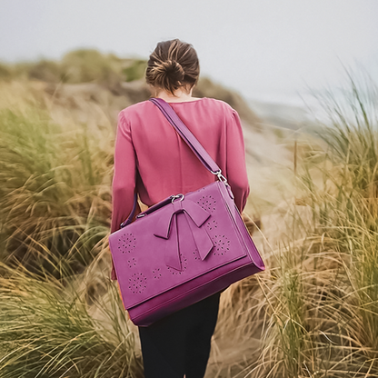 Monikas stilvolle Schleifenhandtasche