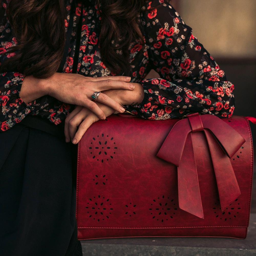 Monikas stilvolle Schleifenhandtasche