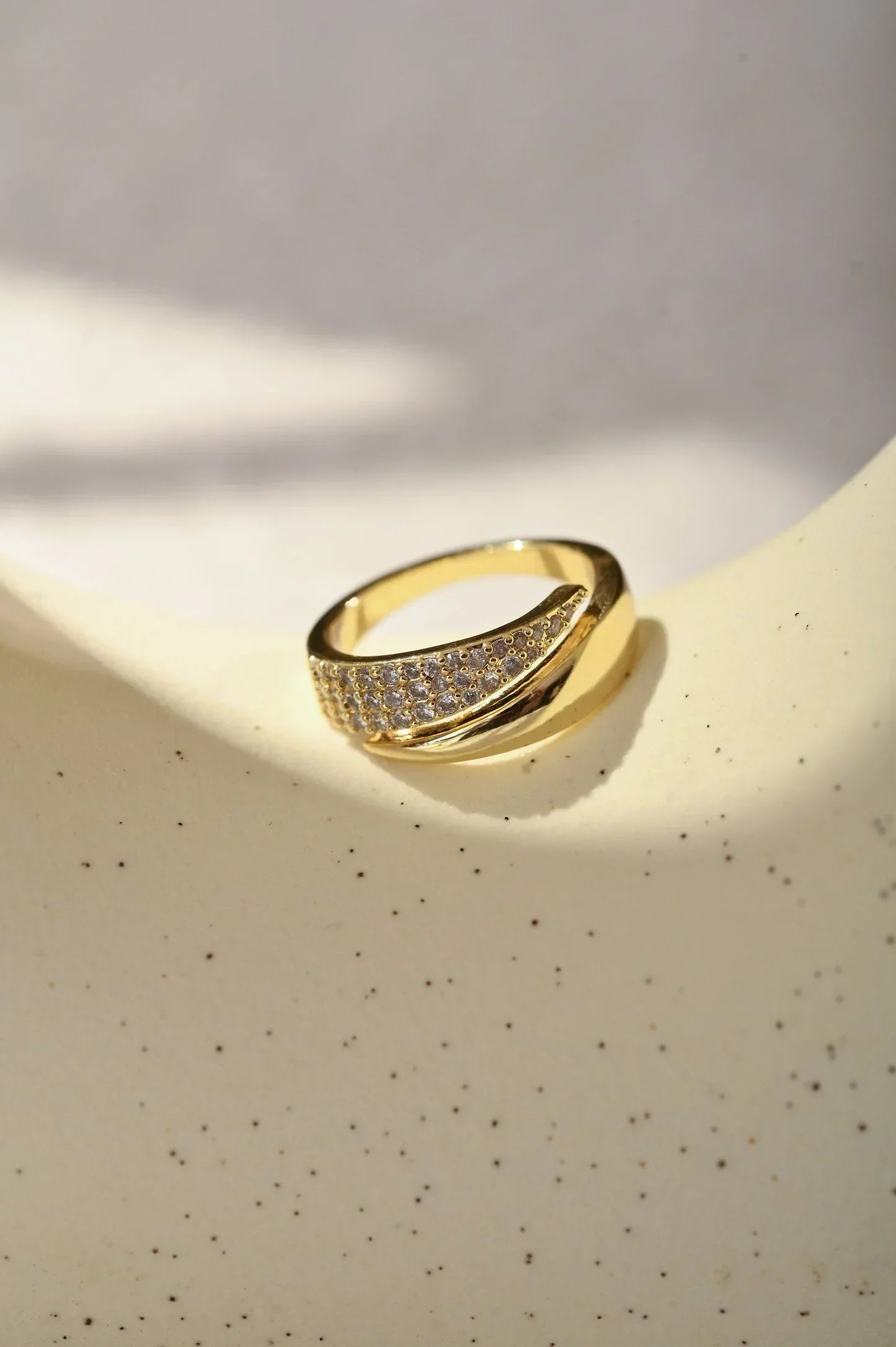 Sommerfeld | Eleganter Goldring mit strahlenden Steinen (Kaufe 1, erhalte 1 gratis)