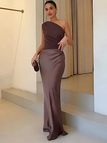 Amber™ – Satin Maxikleid mit einem Schulterdesign