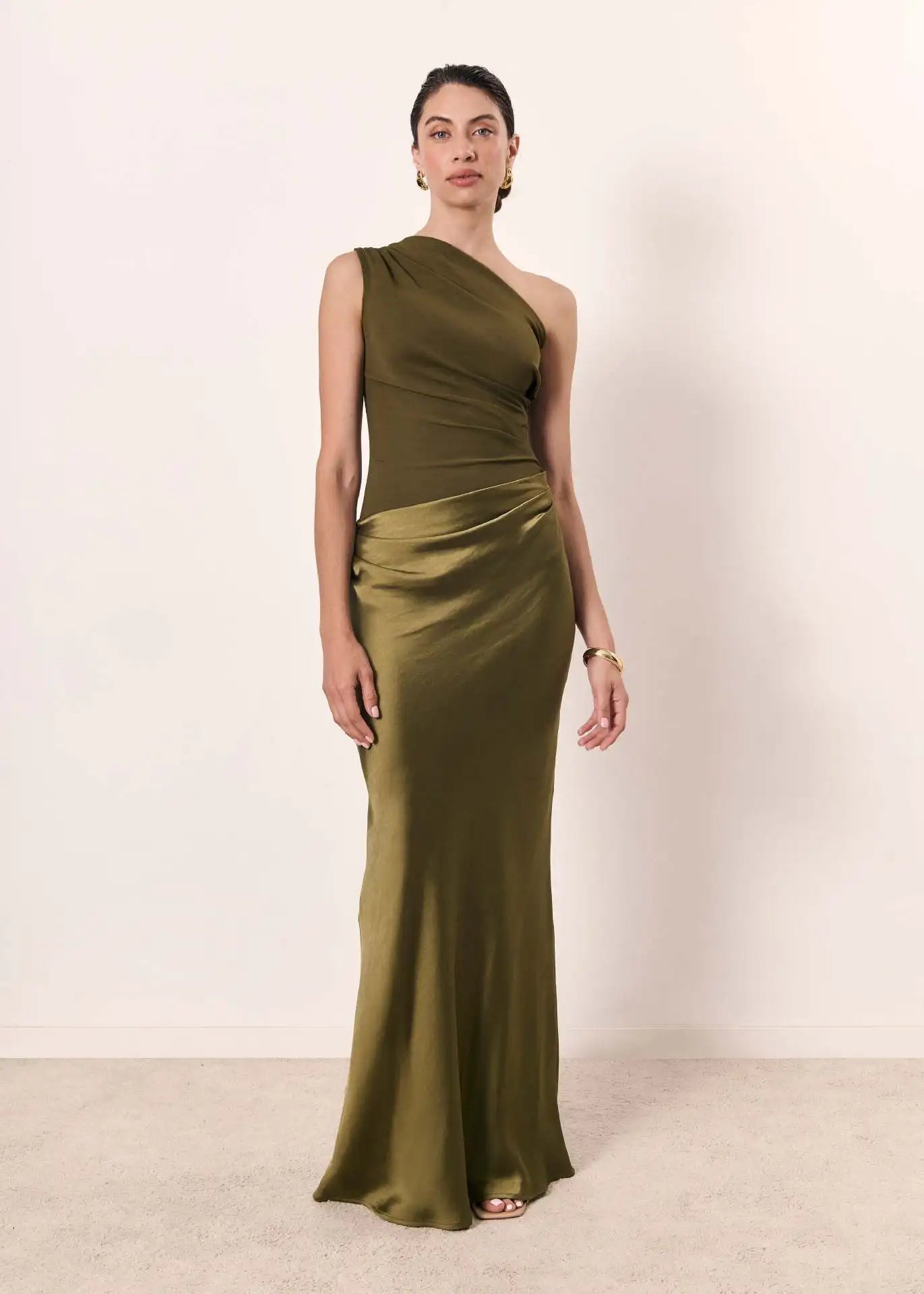 Amber™ – Satin Maxikleid mit einem Schulterdesign