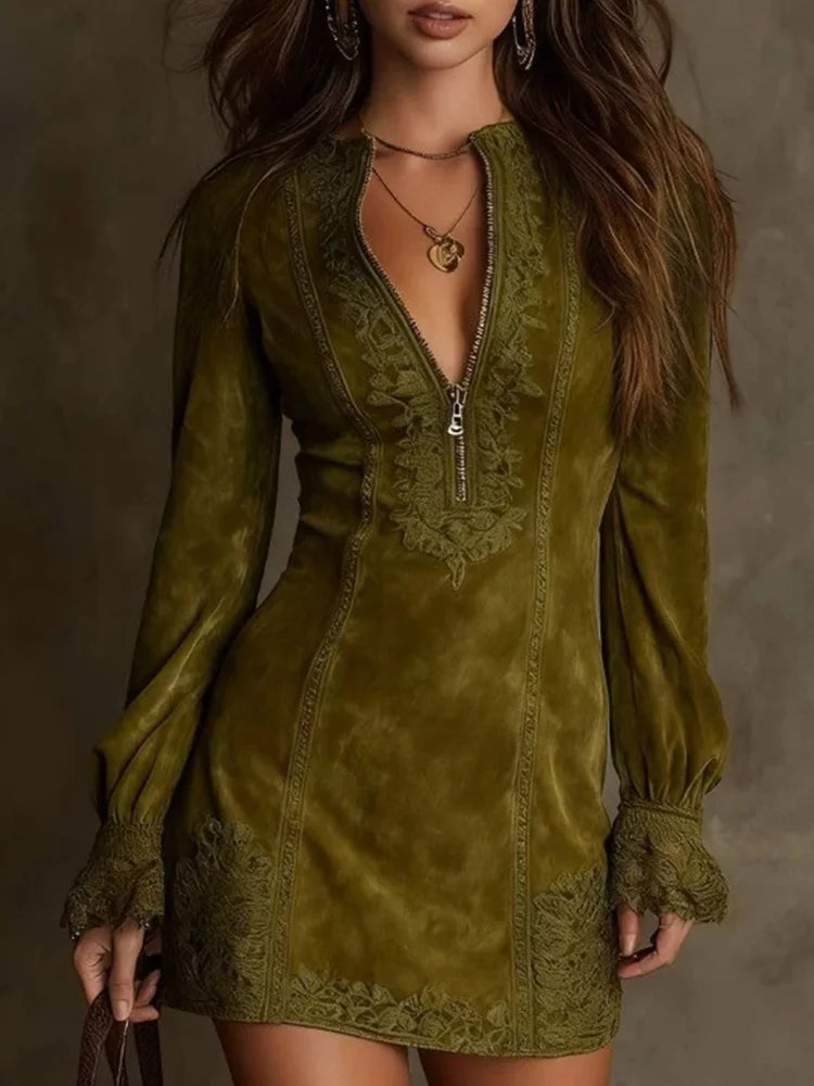 Gina™ – Kurzes Wildlederkleid mit Spitzenakzenten – Elegant & Feminin
