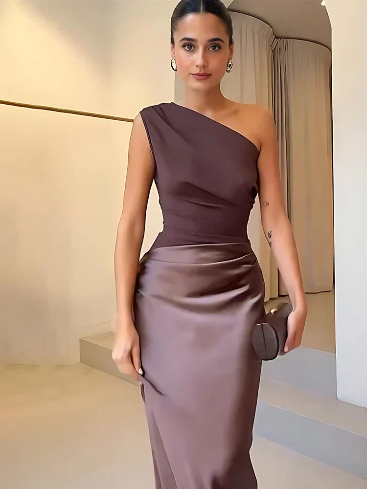 Amber™ – Satin Maxikleid mit einem Schulterdesign