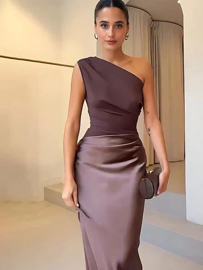 Amber™ – Satin Maxikleid mit einem Schulterdesign
