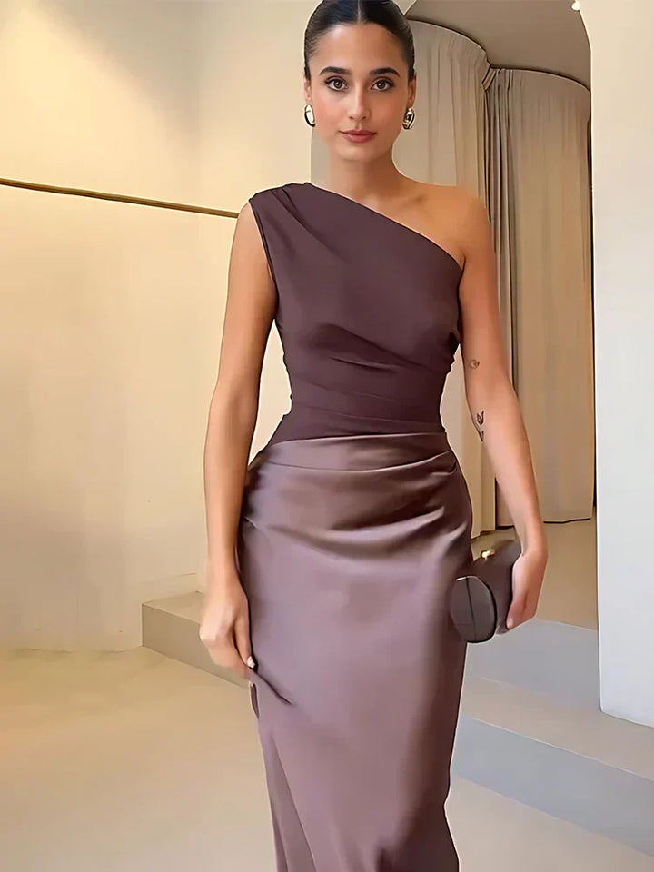 Amber™ – Satin Maxikleid mit einem Schulterdesign