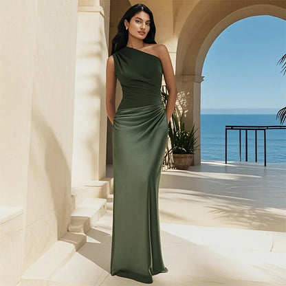 Amber™ – Satin Maxikleid mit einem Schulterdesign