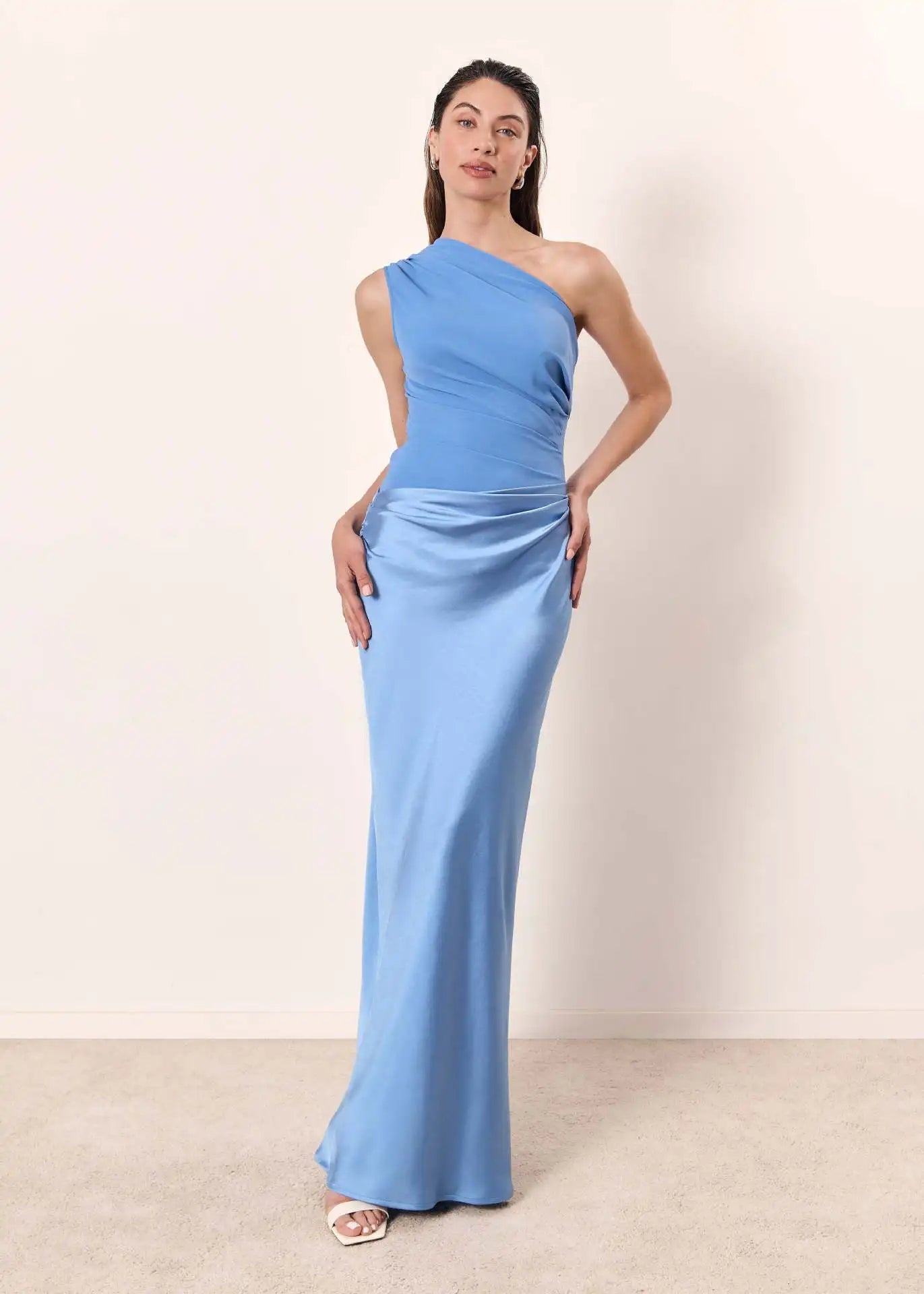 Amber™ – Satin Maxikleid mit einem Schulterdesign
