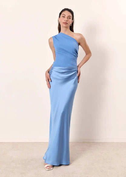 Amber™ – Satin Maxikleid mit einem Schulterdesign