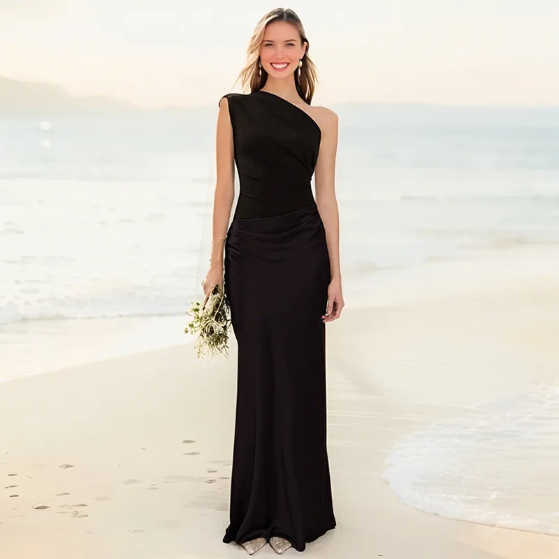 Amber™ – Satin Maxikleid mit einem Schulterdesign