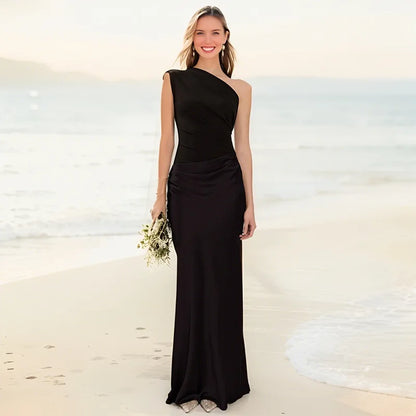 Amber™ – Satin Maxikleid mit einem Schulterdesign