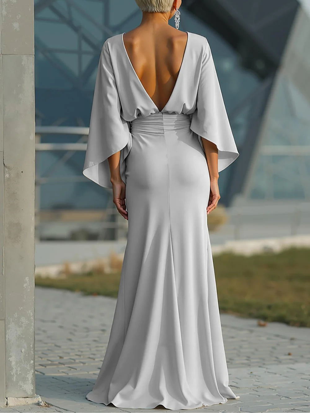 Clara | Elegantes V-Ausschnitt-Kleid mit Rückenfreischnitt und Ärmeln