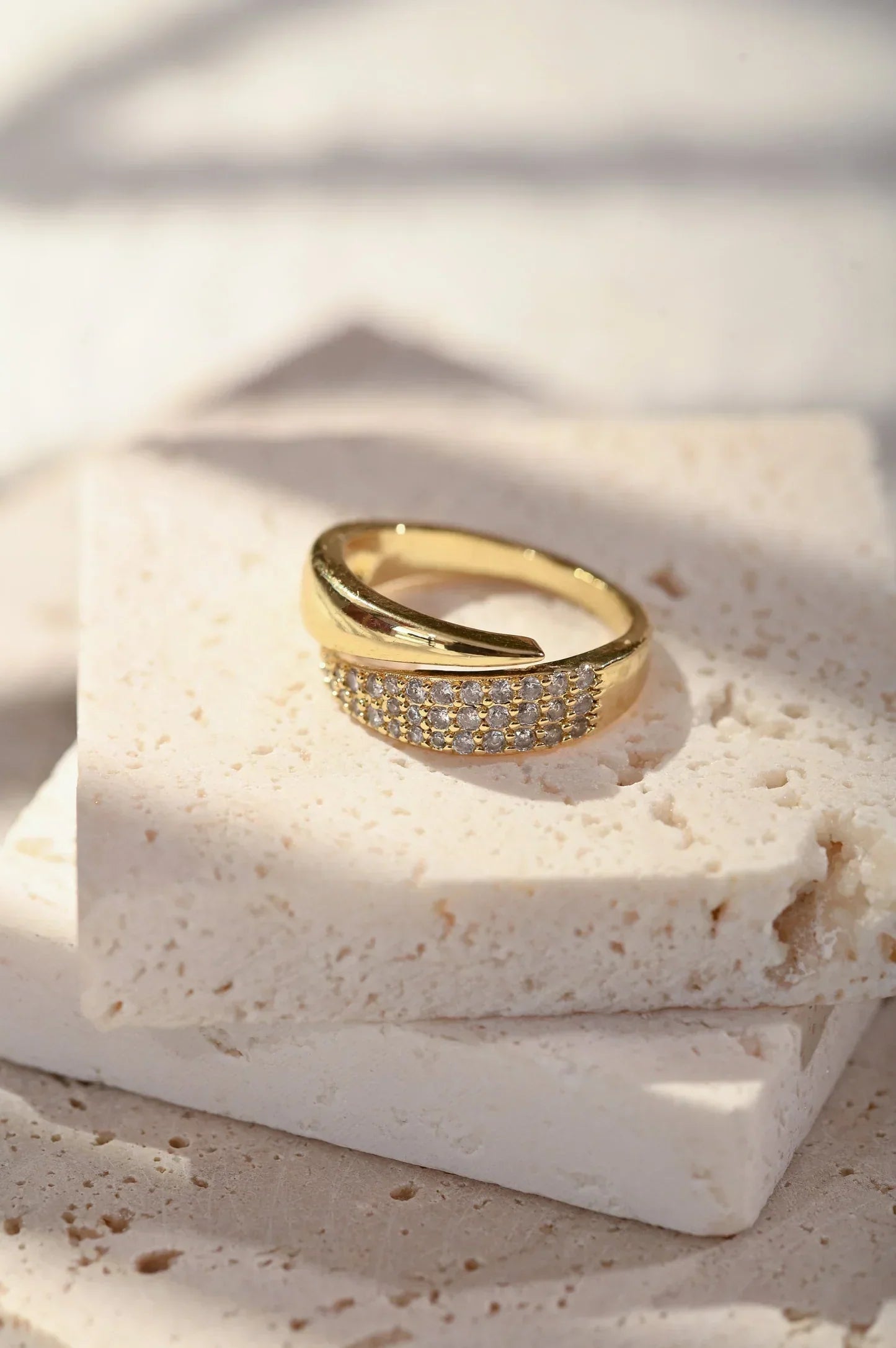 Sommerfeld | Eleganter Goldring mit strahlenden Steinen (Kaufe 1, erhalte 1 gratis)